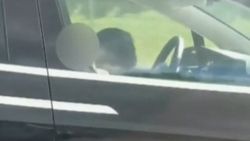 Tesla sürücüsü, otomatik pilot modunda uyurken görüntülendi