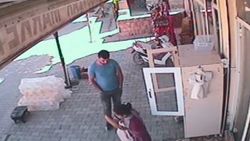 Kayseri'de yere düşen ekmeği alıp öpen küçük kız