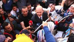 Bakan Soylu'dan Diyarbakır'da eylem yapan annelere ziyaret