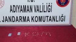 Adıyaman'da yabancı uyruklu şahsın arabasında 35 adet hap çıktı