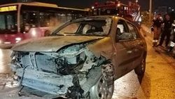 Kazaya karışan otomobil sürücüsü, tamponunu düşürüp kaçtı