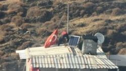 Yangında önce bayrağı kurtardı