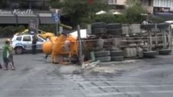 İstanbul'da beton mikseri kayganlaşan yolda devrildi