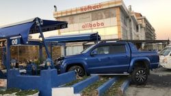 Aniden direksiyonu kıran sürücü restorana daldı