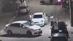 Husumetli iki grup arasındaki silahlı kavga kamerada