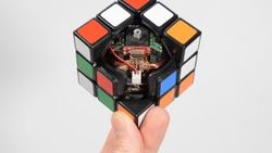 Kendi kendini çözebilen rubik küp geliştirildi