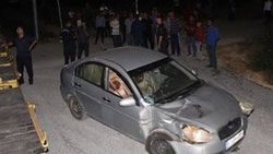 Mersin'de tren ile otomobil çarpıştı: 4 yaralı