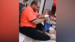 Arabistan'da bebeğini darbederek zorla yürütmeye çalıştı
