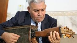 Irak'ta öğretmen silahı müzik aletine çevirdi