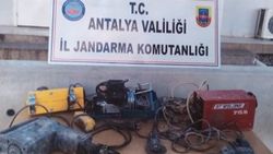 Antalya'da kaçak kazı yapan 32 kişi yakalandı