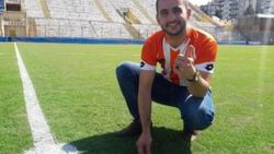 Adanaspor fanatiği oğlunun göbek bağını orta sahaya gömdü