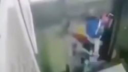 Asansörle duvar arasında kalan anne ve çocuk kurtarıldı