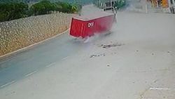 Bursa'da konteyner tırın üzerinden düştü