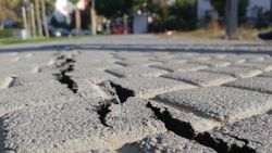 Silivri'de deprem çatlakları