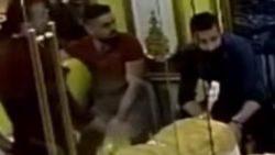 Depremden kaçanları gülerek izledi
