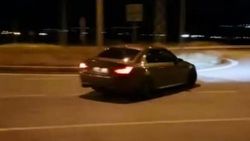 Kavşakta drift yapan sürücü kamerada