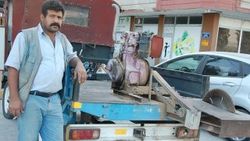 Hurdaları toplayıp kendi aracını yaptı