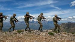 Türkiye'ye girmeye çalışan 2 terörist yakalandı