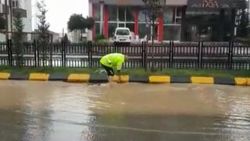 Trabzon'da trafik polisi tıkanan mazgalları temizledi
