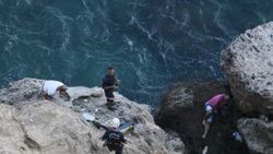 Antalya'da falezlerde mahsur kalan balıkçı kurtarıldı