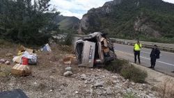 Bilecik’te kontrolden çıkan araç devrildi: 2 yaralı