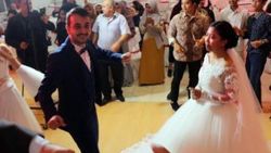 İnternette tanışıp evlendiler