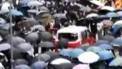 Hong Kong’da taksi, eylemcilerin arasına daldı