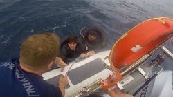 Batan bottaki 11 göçmen kurtarıldı