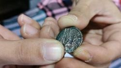 Yolda yürürken tarihi madeni para buldu
