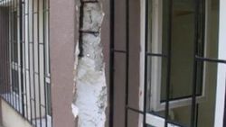 Küçükçekmece'de veliler hasarlı okul önünde eylemde