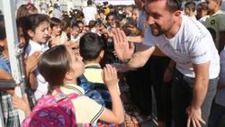 Okul müdürü öğrencilerini kırmızı halıda karşıladı