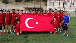 Futbolcular Türk bayrağı açıp dua ettiler