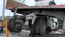 Bakırköy D-100 yan yolda tır bariyerde asılı kaldı