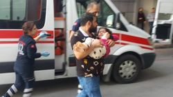 Minik Havvanur yapıştırıcıyı gözüne sürdü