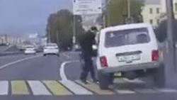 Kırmızı ışıkta geçmeye çalışan yayaya otomobil çarptı