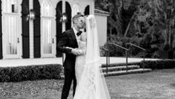 Hailey Bieber gelinliğini gösterdi