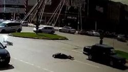 Otomobilin çarptığı bisikletli genç metrelerce sürüklendi
