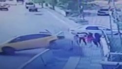 Ankara'da kaldırımda yürüyen 5 kişi son anda kurtuldu
