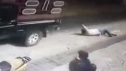 Yol yapmayan belediye başkanını kamyonetle sürüklediler