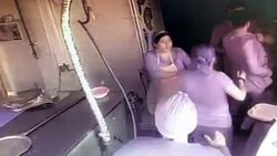Bakırköy'de kafeye sığınan kadını canı pahasına korudu