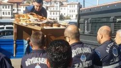 Zabıta görmesin diye tezgahını camiye sakladı