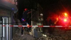 Beyoğlu'nda tek katlı bina büyük bir gürültüyle çöktü