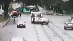 Rus sürücü telefonda konuştuğu kişiye kızıp yayaları ezdi