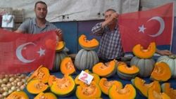 Kütahya’da pazar tezgahları Türk bayrakları ile süslendi