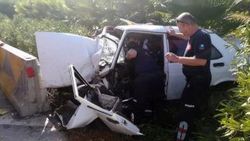 Antalya'da otomobil beton bariyere çarptı: 4 yaralı