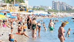 Antalya'da turistler denizden çıkmıyor