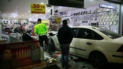 Ankara'da kontrolünü kaybeden araç dükkana girdi