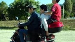 Bolu'da motor üstünde tehlikeli yolculuk