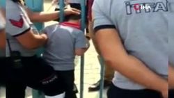 Hatay'da kafası demir parmaklığa sıkışan çocuk