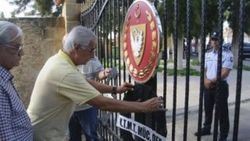 Akıncı’ya tepki olarak siyah çelenk bırakıldı
